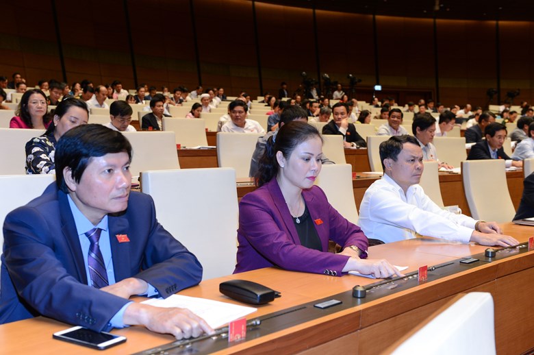 Đại biểu Quốc hội biểu quyết thông qua nhiều dự thảo Luật quan trọng trong ngày làm việc cuối cùng của kỳ họp.