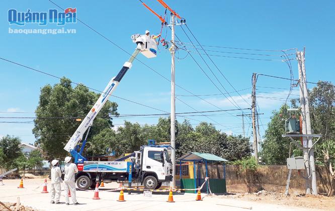 Công nhân Công ty Điện lực Quảng Ngãi sửa chữa lưới điện tại KCN Quảng Phú.    