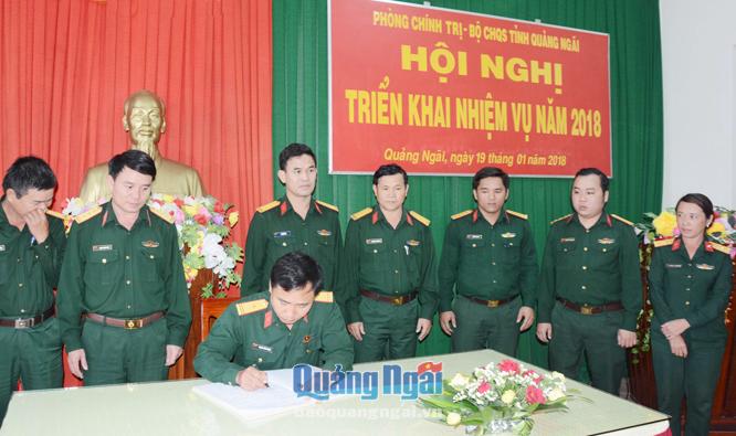  Lãnh đạo Ban Tuyên huấn ký kết giao ước thi đua giữa các đơn vị thuộc Phòng Chính trị (Bộ CHQS tỉnh).