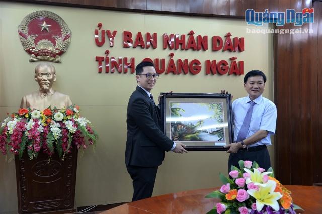 Chủ tịch UBND tỉnh Trần Ngọc Căng tặng quà lưu niệm cho Ngài Tan Weiming