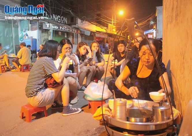 Video: Gánh đậu hũ Quảng Ngãi tại Sài Gòn chỉ bán 2 giờ là hết sạch