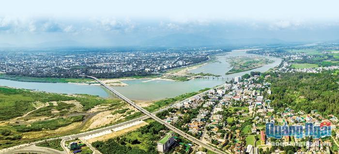  Thành phố Quảng Ngãi hôm nay, đã được công nhận là đô thị loại II, phát triển dọc hai bên bờ sông Trà Khúc.                                             Ảnh: Bùi Thanh Trung