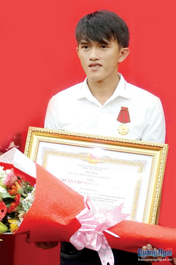  Ngư dân Trần Thanh Ron vinh dự được nhận Huân chươngDũng cảm của Chủ tịch nước.                                  ẢNH: BẢO NGỌC