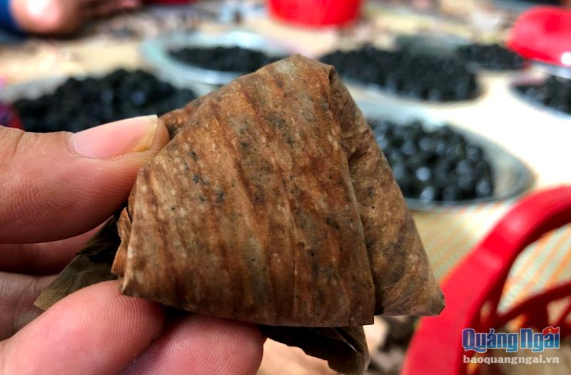 Bánh ít lá gai ở Lý Sơn được gói bằng lá chuối khô