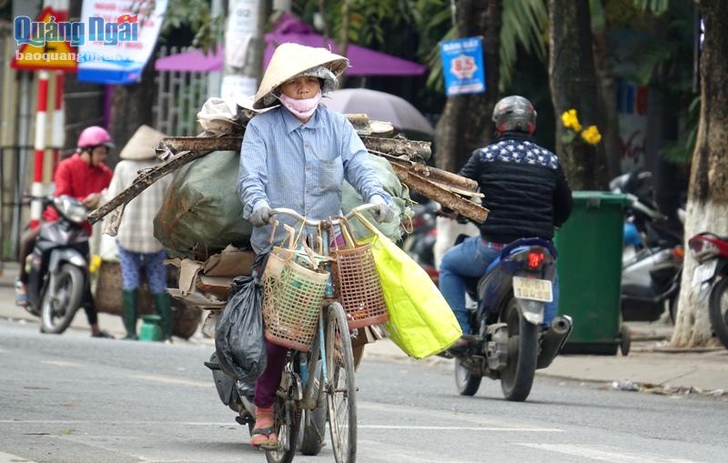 Trên những chiếc xe đạp cũ, những người thu mua ve chai rong ruổi khắp các tuyến đường, ngõ hẻm để mưu sinh