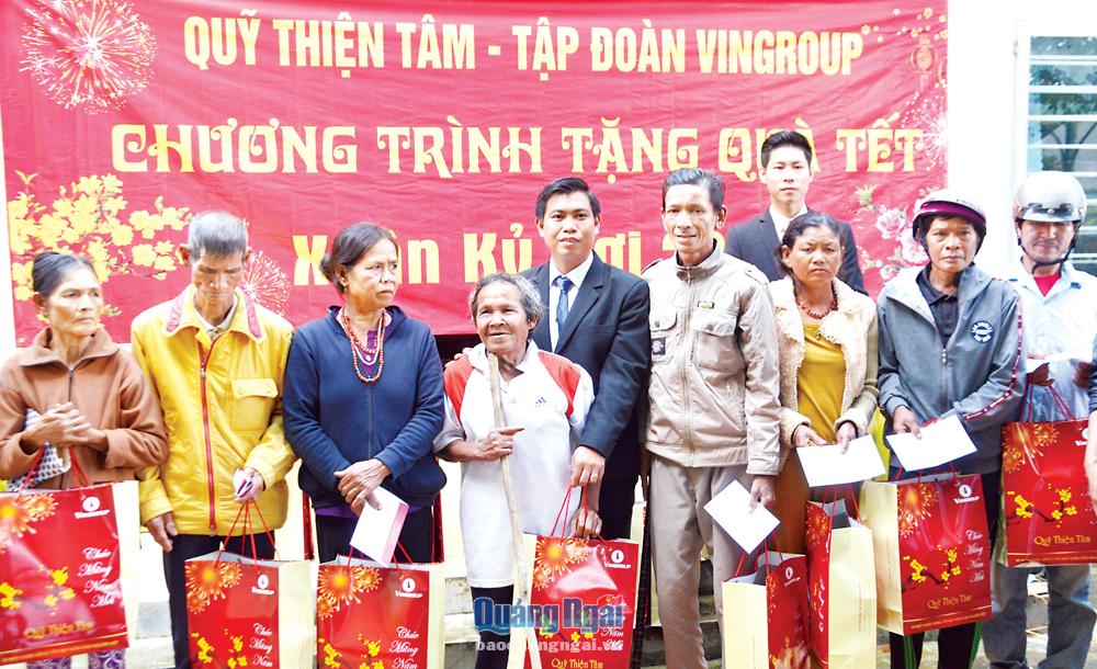  Người nghèo ở huyện Minh Long nhận quà Tết từ các đơn vị hỗ trợ.