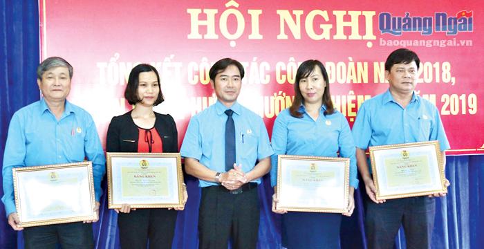  Lãnh đạo Công đoàn Viên chức tỉnh khen thưởng các tập thể đạt thành tích xuất sắc trong thực hiện công tác công đoàn năm 2018.                                                        Ảnh: TL