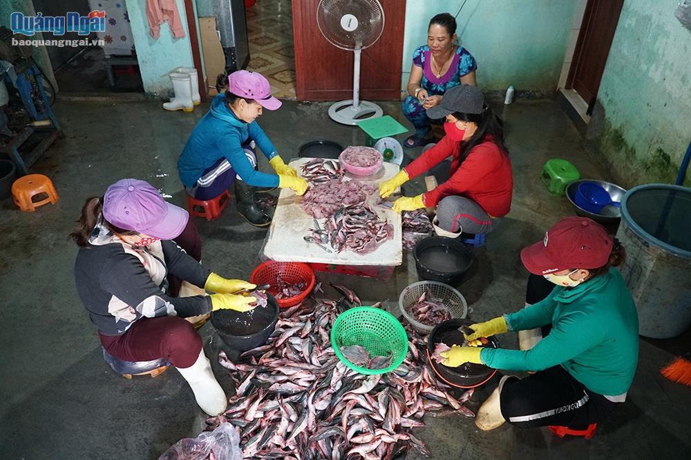 vào những độ cận Tết những người phụ nữ ở đây lại tranh thủ làm chả cá, kiếm thêm thu nhập cho gia đình