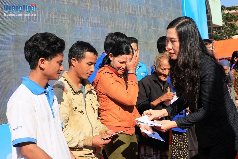 Bà Bùi Thi Hồng Vân trao quà cho 30 hộ gia đình có hoàn cảnh khó khăn trên địa bàn huyện Sơn Hà.