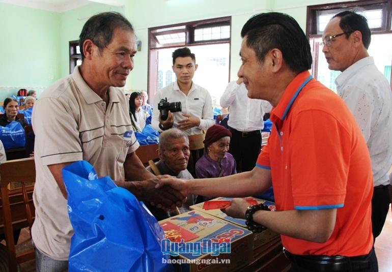 Giám đốc Ngân hàng Sacombank- Chi nhánh Quảng Ngãi Nguyễn Quang Tâm thăm hỏi và trao quà cho người dân xã Hành Dũng.