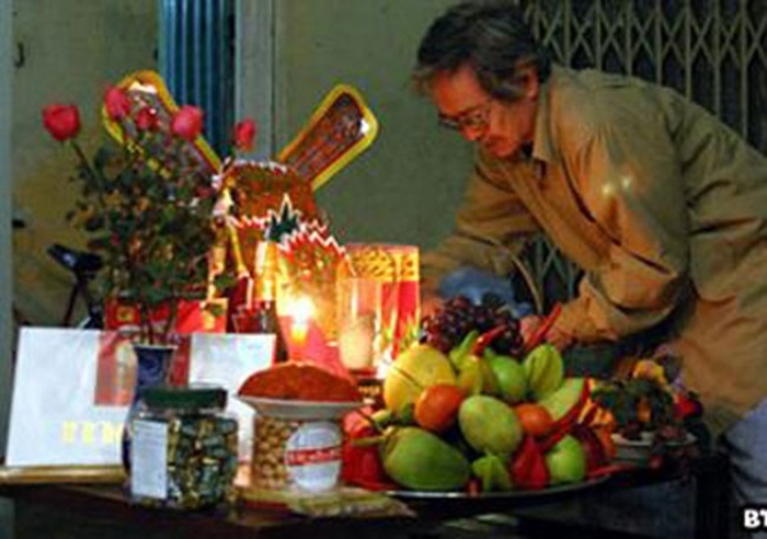 Vào 23 tháng Chạp hàng năm, người dân Việt Nam tất bật chuẩn bị đồ cúng ông Công, ông Táo