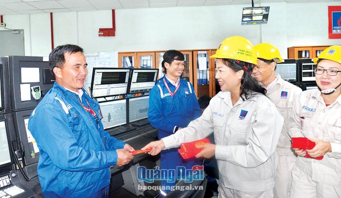 Chủ tịch CĐCS Công ty BSR Khuất Thị Lê lì xì đầu năm cho người lao động công ty.         