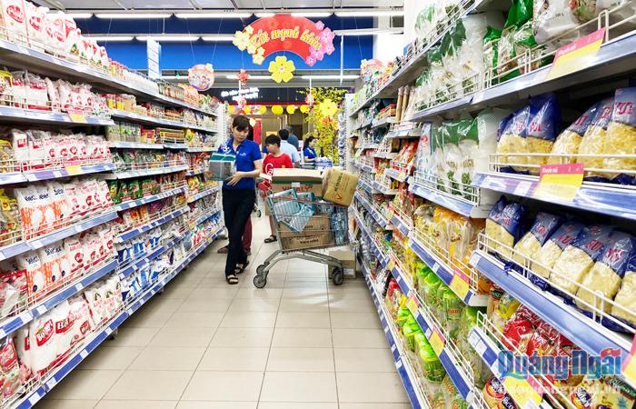 Hàng hóa tại siêu thị Co.op Mart Quảng Ngãi dồi dào, giá bình ổn trong suốt dịp Tết Kỷ Hợi 2019.