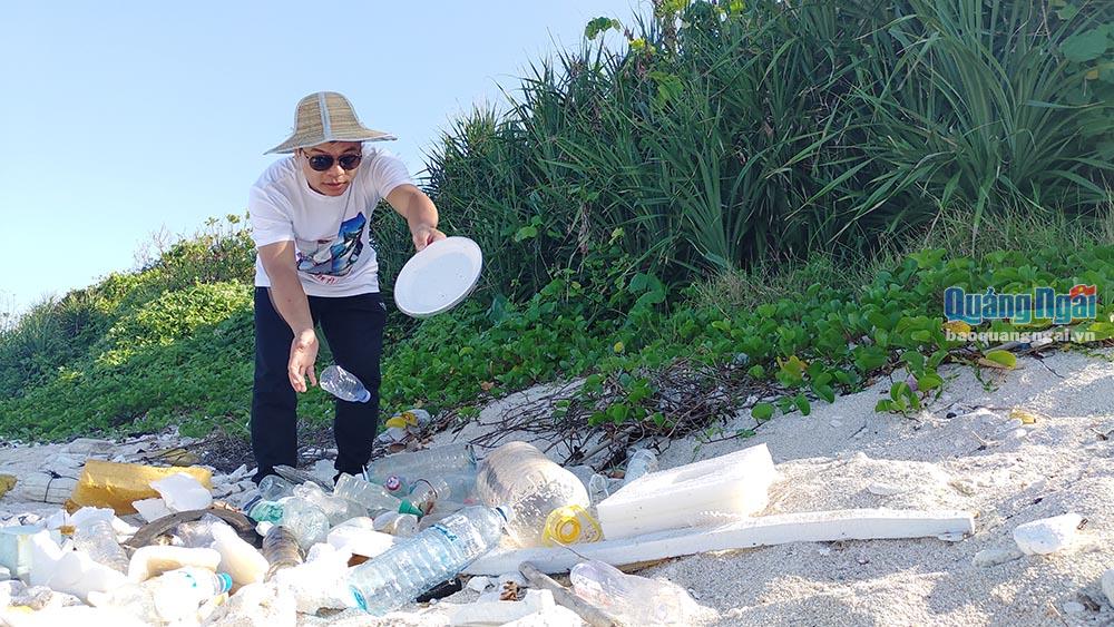 Nhặt rác thải nhựa trên bãi biển ở đảo Bé