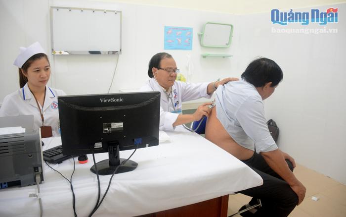 Bác sĩ Bệnh viện Đa khoa Quảng Ngãi khám bệnh cho cán bộ hưu trí.