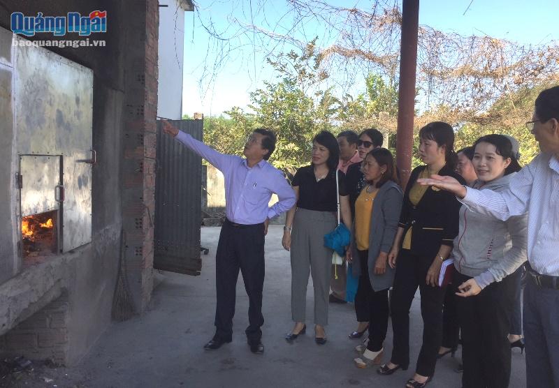 Đoàn khảo sát tại mô hình xử lý rác thải ở xã Đức Phong.