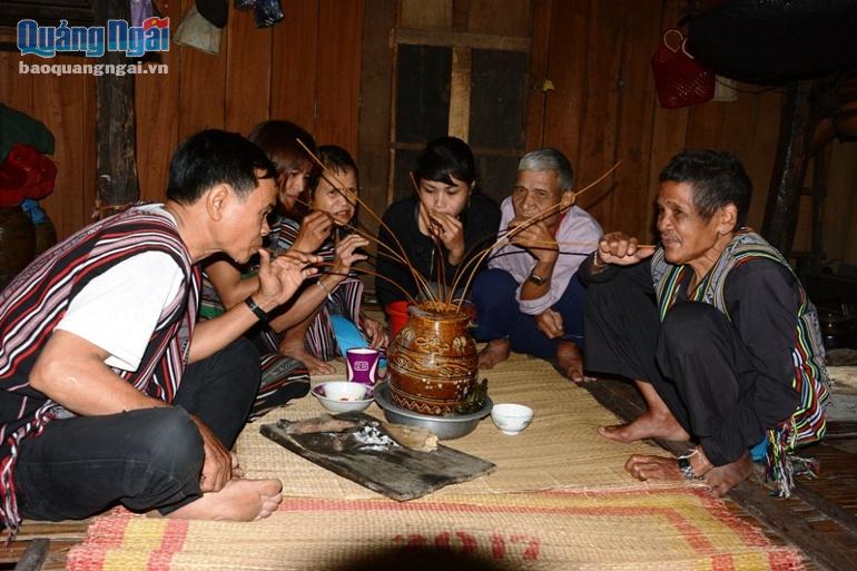 Cuối năm, sau khi lo xong các lễ cúng, một số hộ dân ở xã Ba Tô, huyện Ba Tơ lại cùng tụ tập về nhà già Đinh Quang Trị để cùng trò chuyện, uống rượu cần đón mừng năm mới.