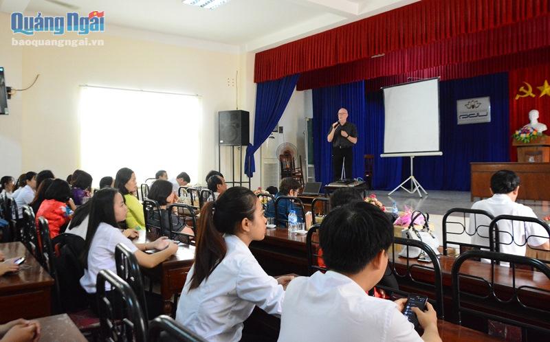 Giáo sư John Hurdle giao lưu với sinh viên Trường ĐH Phạm Văn Đồng