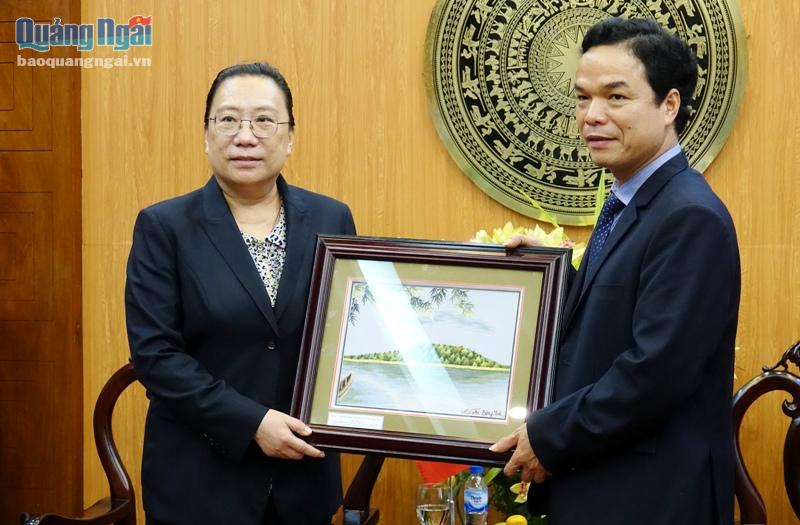 Phó Chủ tịch UBND tỉnh Đặng Ngọc Dũng tặng bức tranh về phong cảnh Quảng Ngãi cho bà Hy Tuệ