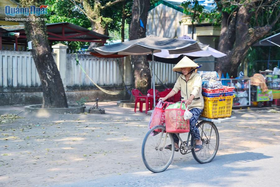 Nghề bán la - ghim đã nuôi lớn hai người con, nhưng bà Nguyễn Thị Hồng (60 tuổi) thôn Bình Tây, xã Nghĩa Hà (Tư Nghĩa) vào 2 giờ sáng, bà chở gần 50kg rau, đi hơn 1 tiếng đồng hồ đến chợ Đầu Mối (TP.Quảng Ngãi) để bán.