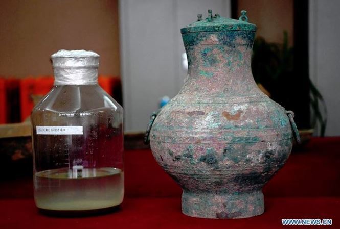 Chiêc bình tìm thấy trong ngôi mộ cổ được cho là chứa rượu thuốc bất tử 