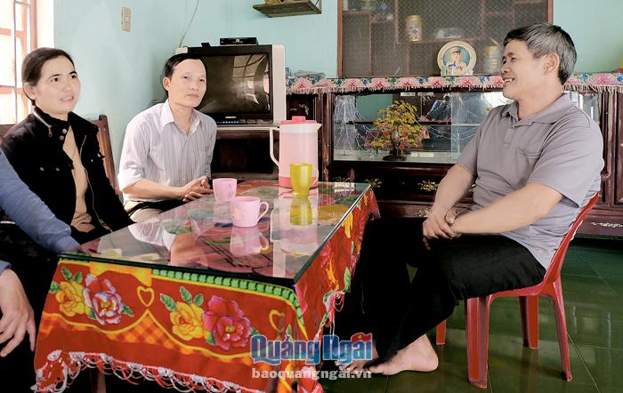 Ông Phạm Văn Thắng (bên phải) luôn làm tốt vai trò là cầu nối giữa chính quyền với người dân địa phương.