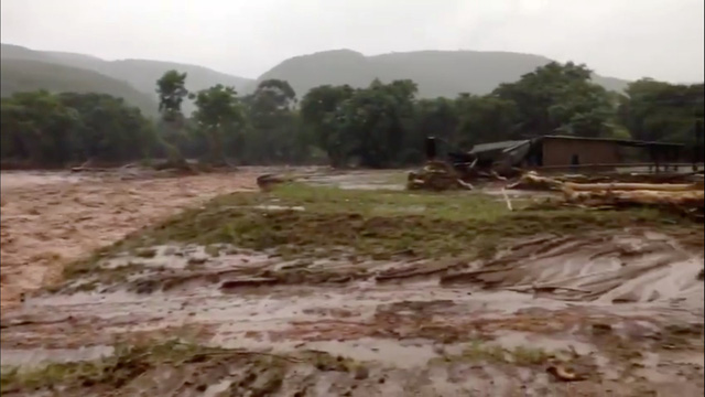  Lũ lụt do bão Idai gây ra tại Chipinge, Zimbabwe ngày 16-3 - Ảnh: REUTERS