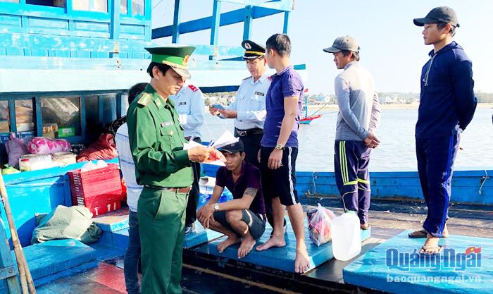  Các lực lượng chức năng tăng cường công tác tuyên truyền và kiểm tra việc chấp hành pháp luật của ngư dân.