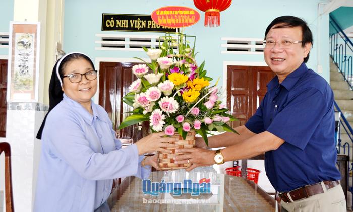 Lãnh đạo Sở LĐ-TB&XH tặng quà cho Cô nhi viện Phú Hòa.  ẢNH: H.THU