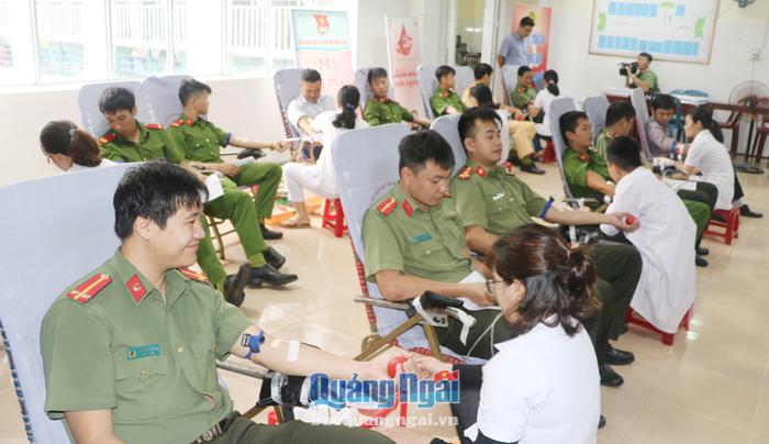Đoàn viên, thanh niên Công an tỉnh tham gia hiến máu tình nguyện.