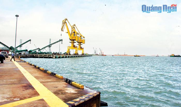 Cảng biển nước sâu là một lợi thế của Quảng Ngãi trong việc thu hút các dự án đầu tư.