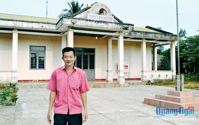Ông Trần Tấn Vàng trước Nhà văn hóa thôn Lâm Thượng mà ông kêu gọi xây dựng.