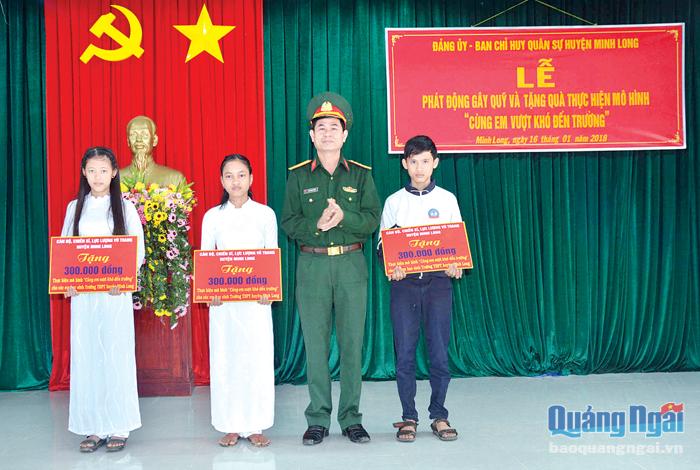  Đảng ủy Ban CHQS huyện Minh Long trao quà cho học sinh từ nguồn quỹ mô hình 