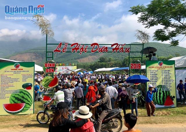 Lễ hội dưa hấu Bình An, Bình Sơn thu hút hàng ngàn người dân và du khách đến tham gia lễ hội. 