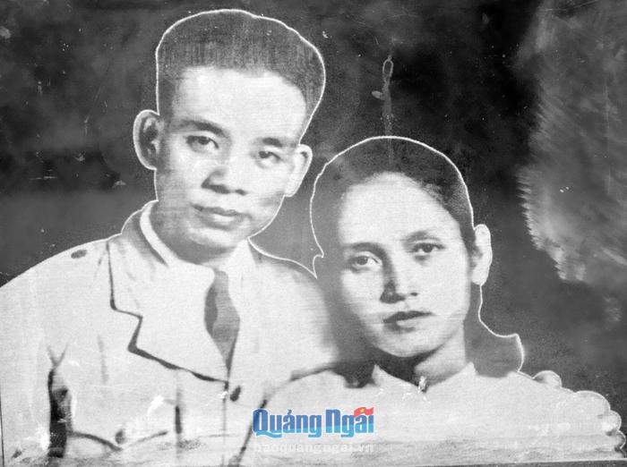 Cụ Phạm Thị Trinh (ngồi giữa) cùng với con cháu.                                               Ảnh: TL