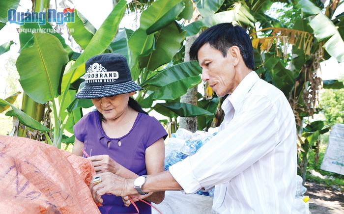 Ông Nguyễn Thuần, thôn phó thôn Đông Bình, xã Bình Chánh (Bình Sơn) đến thăm hỏi, động viên gia đình bà Phạm Thị My ở thôn Đông Bình.