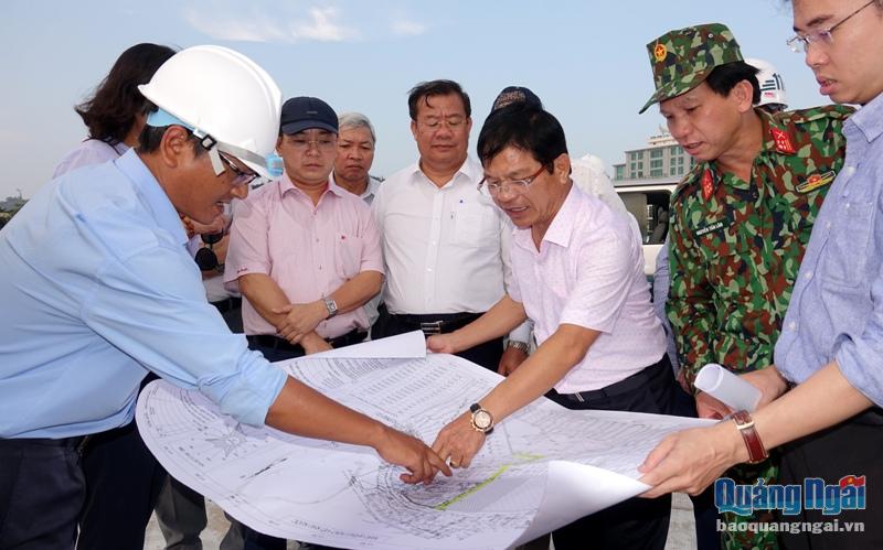 Bí thư Tỉnh ủy Lê Viết Chữ và các thành viên trong Đoàn công tác của tỉnh kiểm tra các Dự án đang triển khai trên địa bàn huyện Lý Sơn