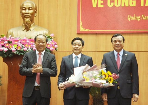 Các đồng chí Phan Việt Cường và Đinh Văn Thu trao quyết định và chúc mừng đồng chí Lê Văn Dũng.