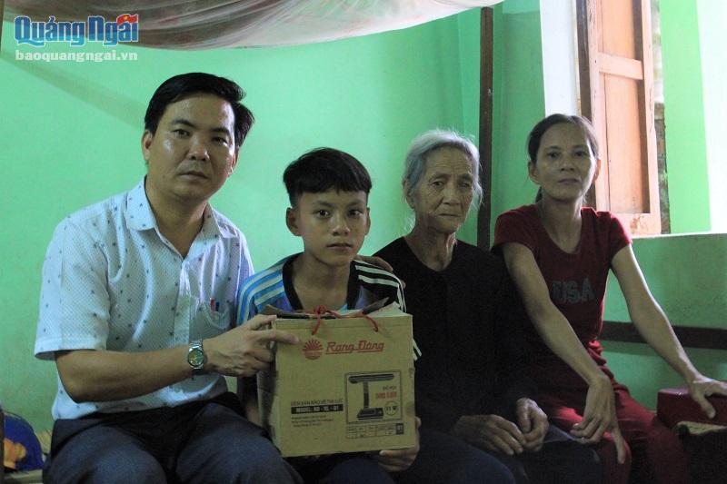 Những học trò nghèo hiếu học Trường THCS Trần Văn Trà (xã Tịnh Long, Tp. Quảng Ngãi) luôn nhận được sự quan tâm giúp đỡ của thầy Phạm Tô Ninh.