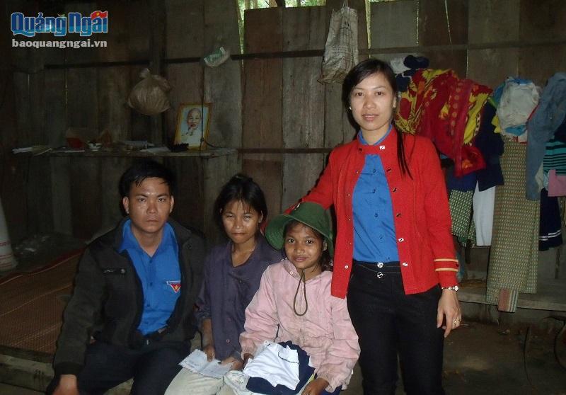 Thầy Phạm Tô Ninh trao tiền giúp đỡ gia đình em Hồ Thị Bé ở xã Trà Thọ, huyện Tây Trà.