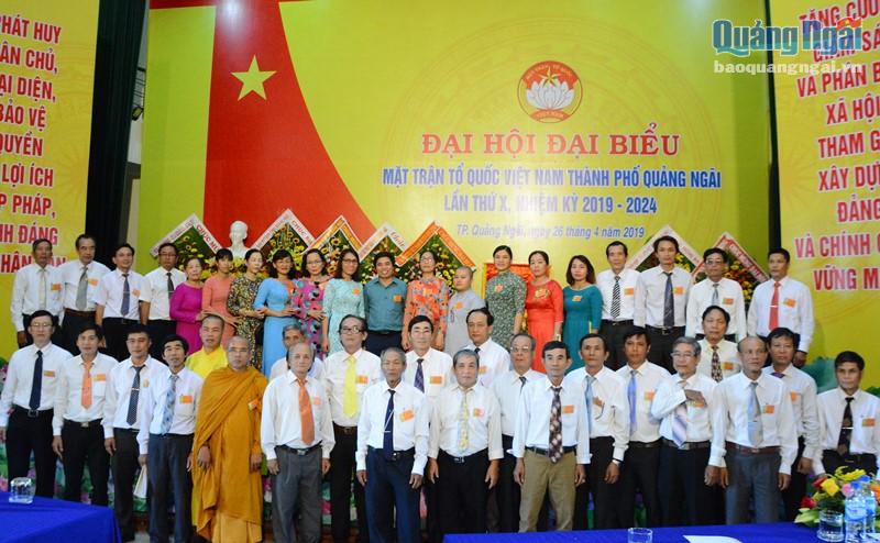 Các thành viên Ủy ban MTTQ Việt Nam TP. Quảng Ngãi khóa X ra mắt đại hội.