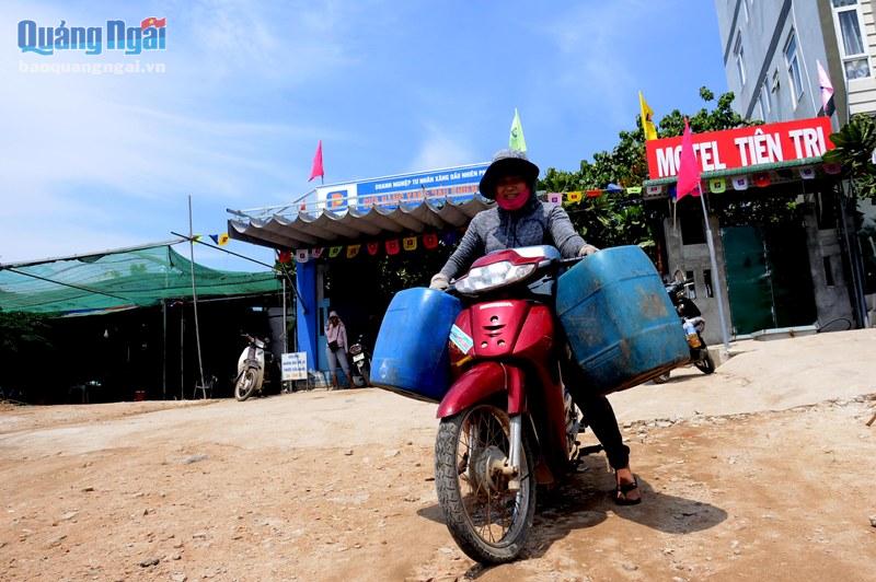 Chị Võ thị Yến, chủ phương tiện cano Thanh Trân ngụ thôn Tây, xã An Vĩnh mang can nhựa lớn để mua xăng về sử dụng cho cano, nhưng đành về tay không.