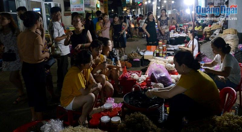 Ban đêm thời tiết ở đảo Lý Sơn khá mát mẻ, du khách tham quan, ăn uống tại chợ đêm Lý Sơn.