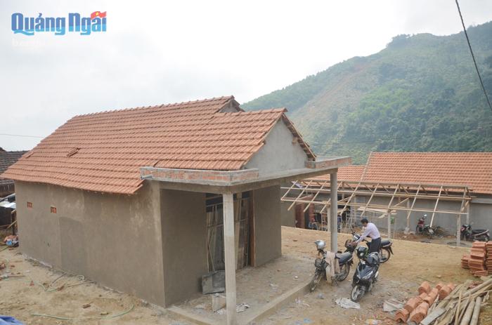  Từ nguồn hỗ trợ của Ngân hàng TMCP Công thương Việt Nam, người dân ở xã Trà Lâm (Trà Bồng) đã xây được những ngôi nhà mới.