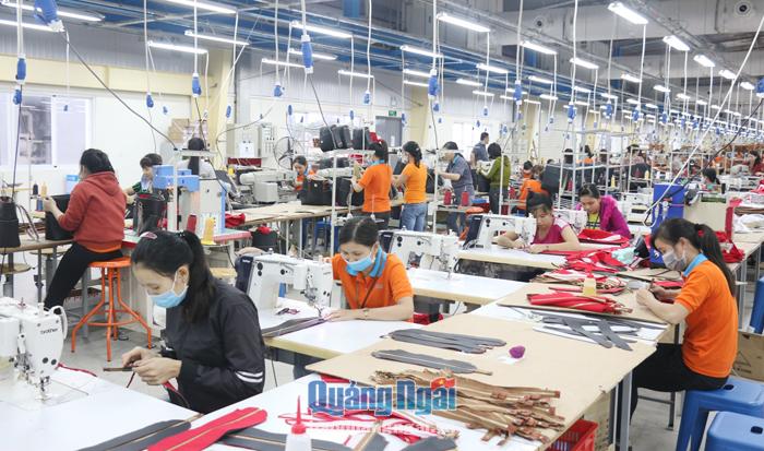 Công nhân Công ty South Sea Leatherwres (KCN VSIP Quảng Ngãi) trong ca sản xuất.