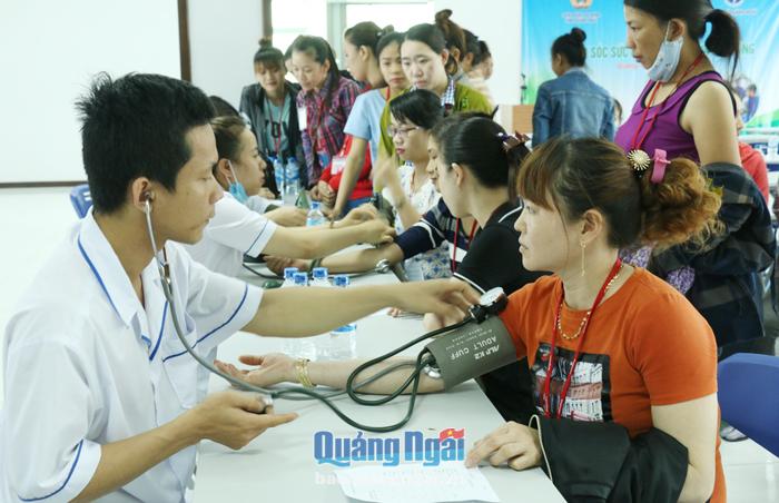 Liên đoàn Lao động tỉnh phối hợp với ngành Y tế tổ chức khám bệnh, cấp phát thuốc miễn phí cho công nhân lao động ở KCN VSIP Quảng Ngãi. Ảnh: BS