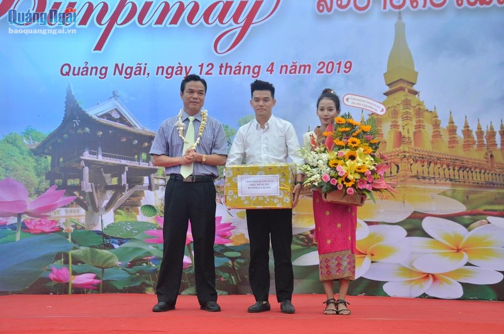 Phó Chủ tịch UBND tỉnh Đặng Ngọc Dũng đã đến chúc Tết, động viên và tặng quà cho sinh viên Lào đang theo học tại tỉnh ta.