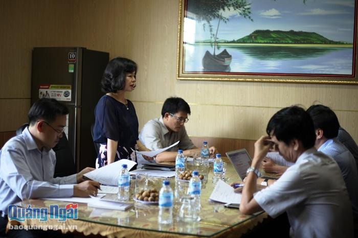 Phó Trưởng đoàn chuyên trách Đoàn ĐBQH tỉnh Phạm Thị Thu Trang ghi nhận những ý kiến của các đại biểu.