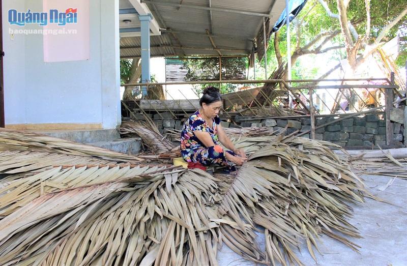 Video: Mộc mạc nghề bện lá dừa nước