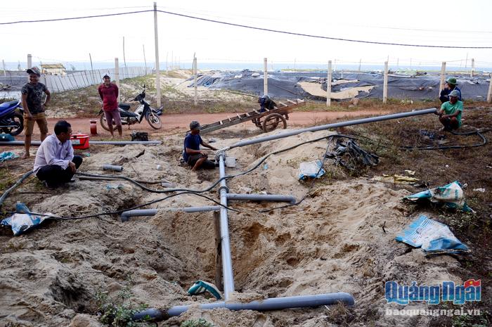 Người dân nuôi tôm ở các vùng cát khoan giếng tìm mạch nước ngầm phục vụ nuôi tôm, khiến mực nước ngầm ngày càng suy kiệt.
